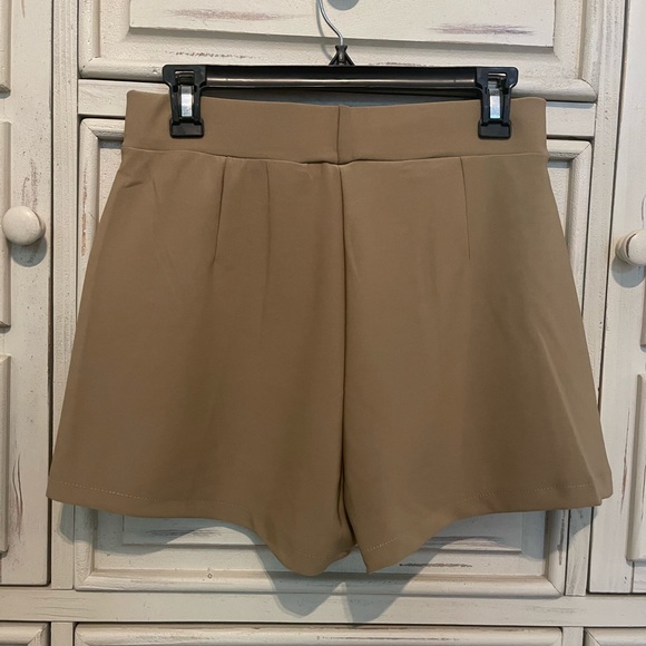 Brand new tan skort - Picture 3 of 3